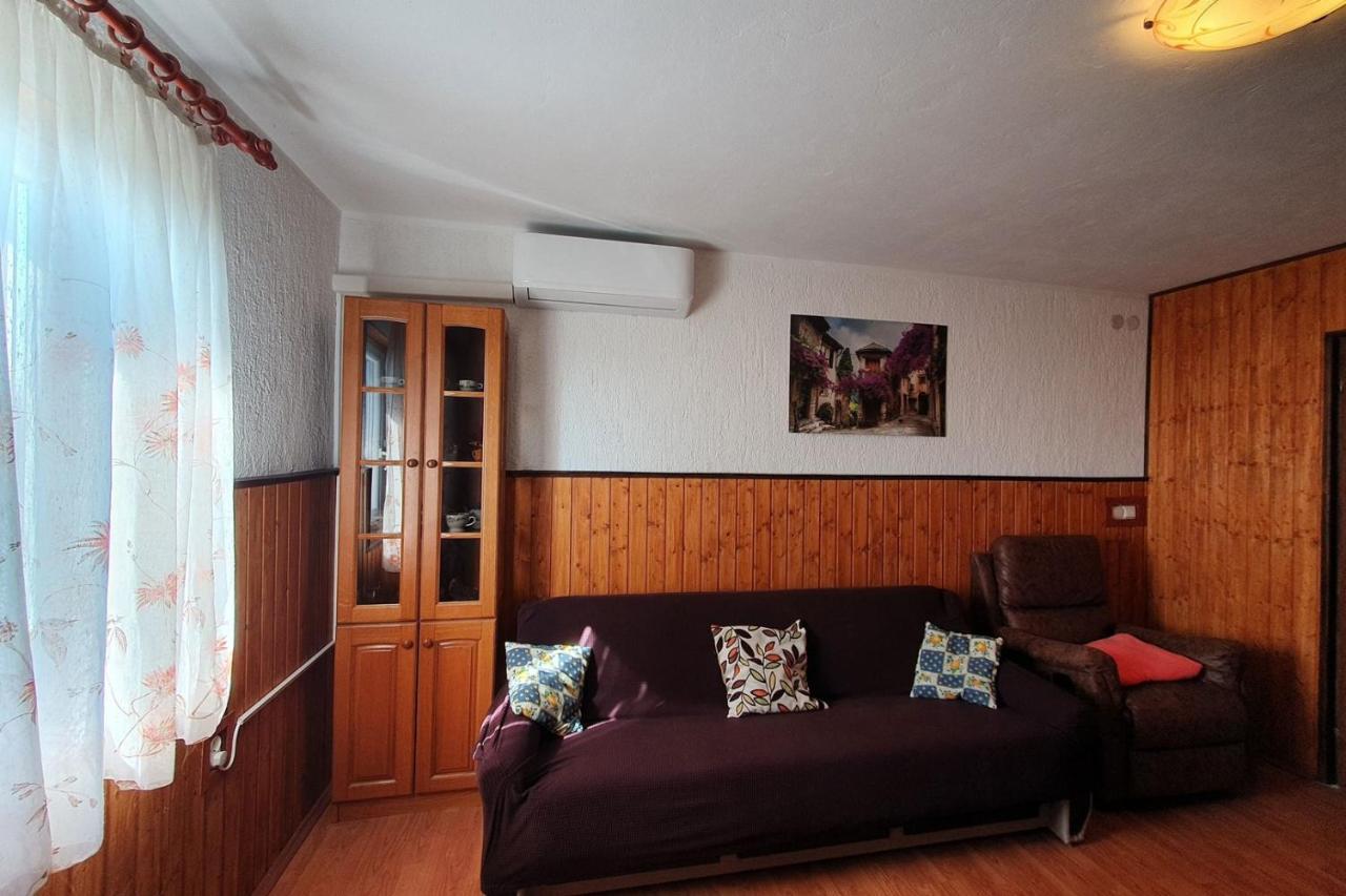Apartment Mirella For 6 Persons Located In Central Istria Gradinje Exterior foto