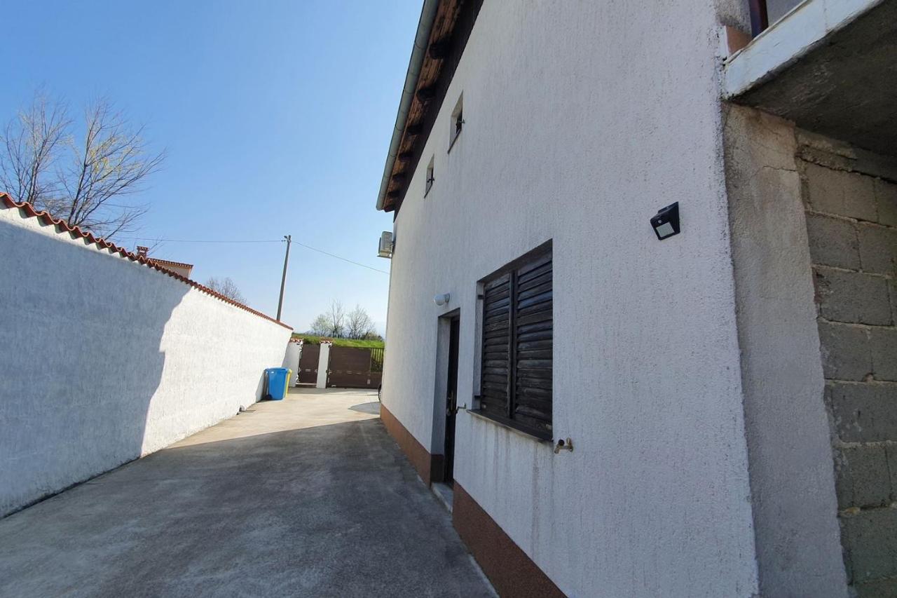 Apartment Mirella For 6 Persons Located In Central Istria Gradinje Exterior foto