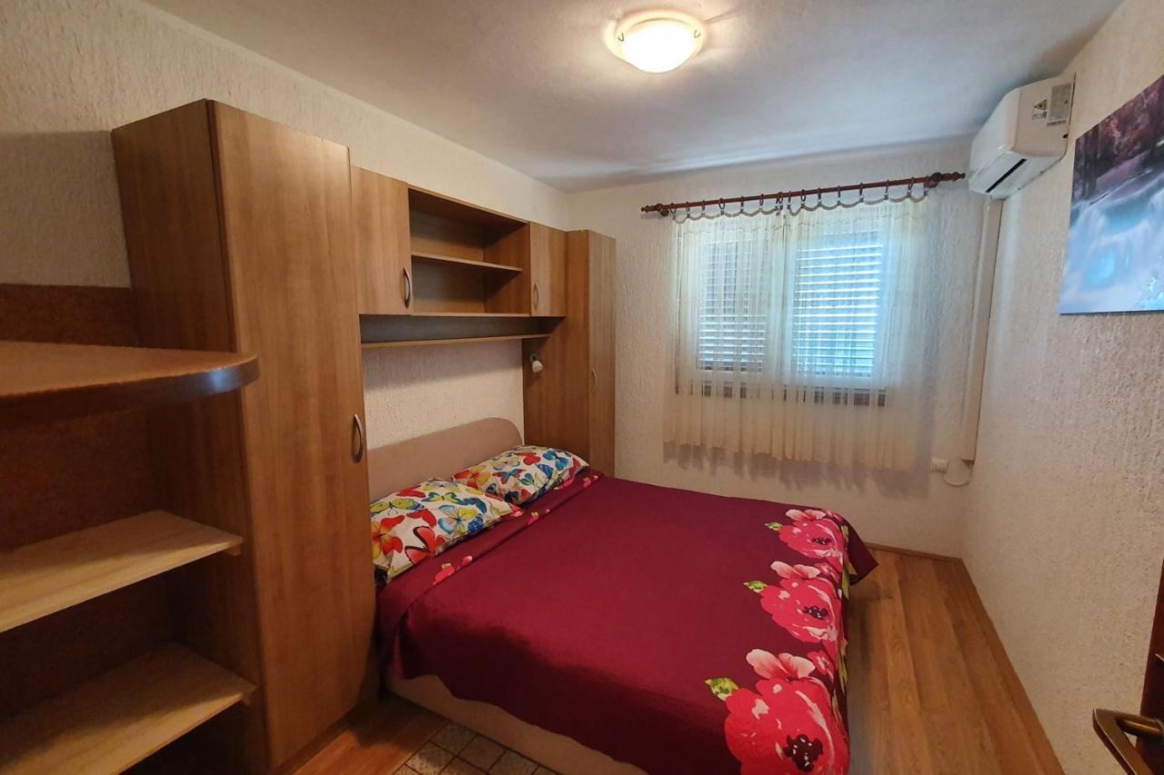 Apartment Mirella For 6 Persons Located In Central Istria Gradinje Exterior foto