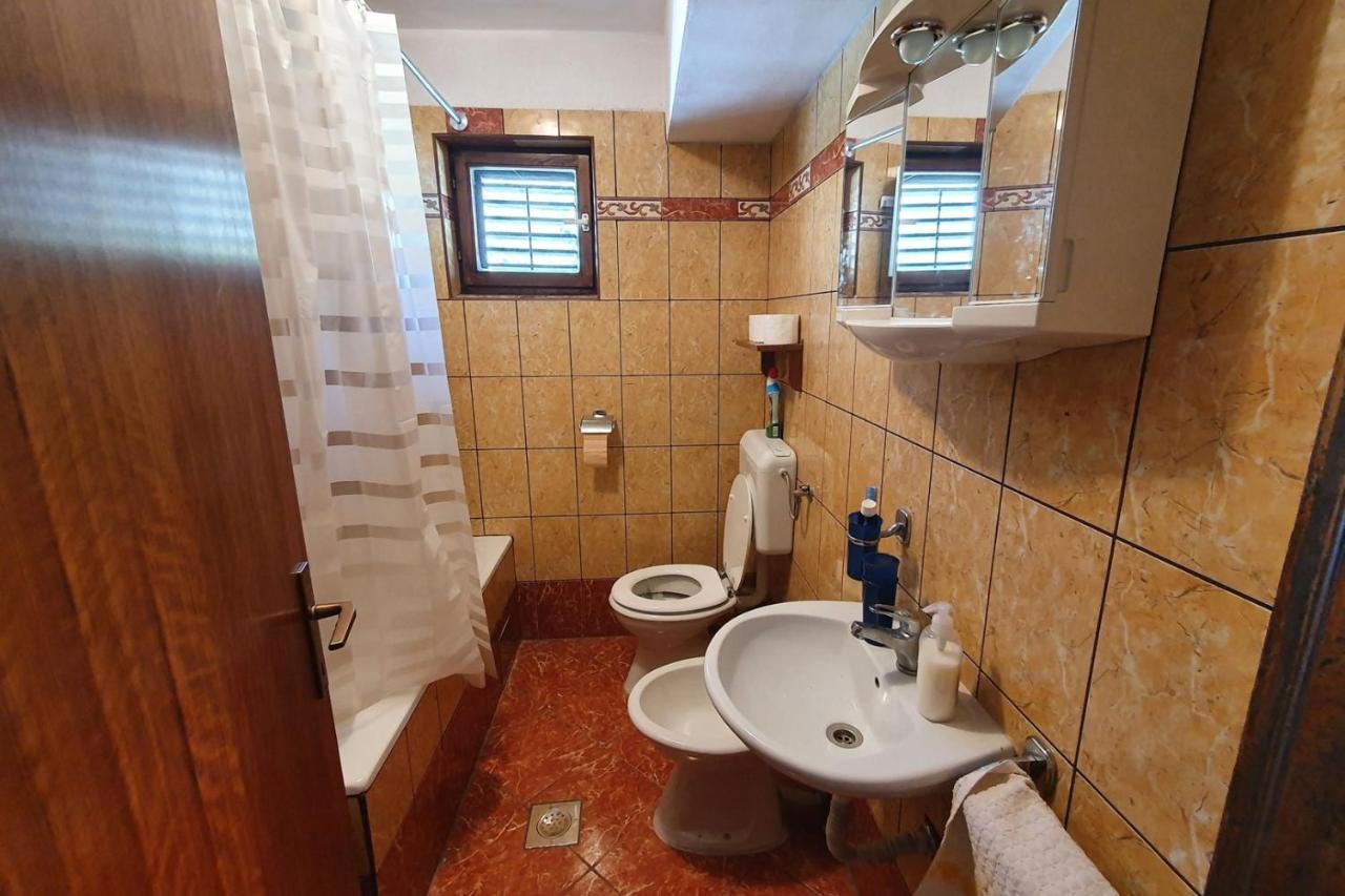 Apartment Mirella For 6 Persons Located In Central Istria Gradinje Exterior foto